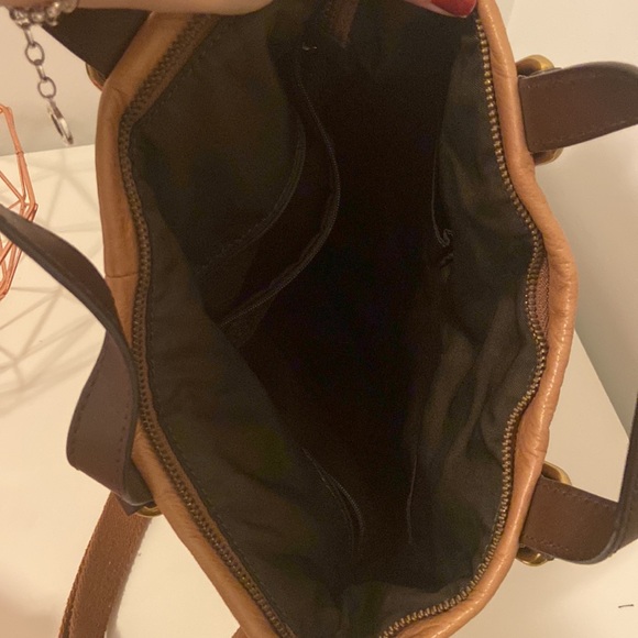 Like new, genuine leather FOSSIL handbag, features gold hardware 🤩 - Picture 10 of 10